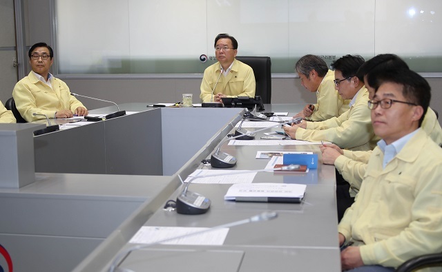 김부겸 행안부 장관이 7일 오전 서울 세종로 정부서울청사의 중앙재난상황실 서울상황센터에서 기울어진 상도동 상도초등학교 병설유치원 건물 상황을 점검하는 회의를 주재하고 있다. /연합뉴스