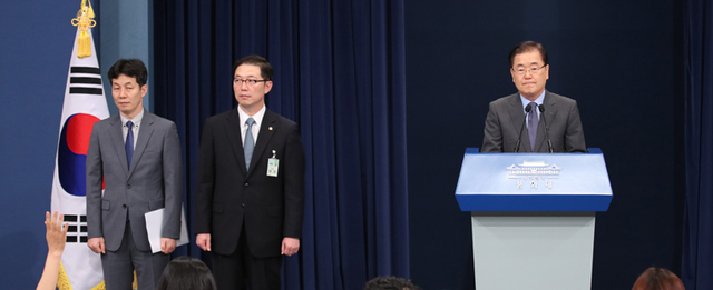 문재인 대통령의 대북 특별사절단을 이끌고 평양을 방문한 정의용 청와대 국가안보실장이 6일 오전 청와대 춘추관에서 방북 결과를 설명한 후 취재진의 질문을 받고 있다. 오른쪽부터 정 실장, 천해성 통일부 차관, 윤건영 청와대 국정상황실장 /연합뉴스