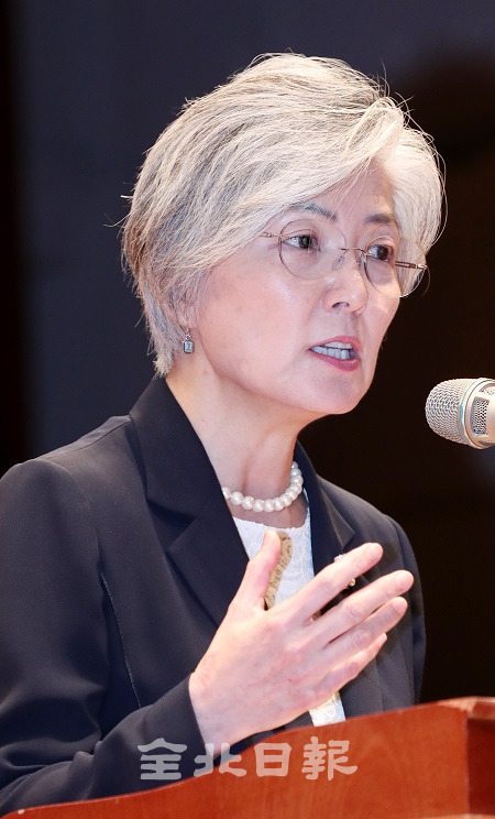 7일 강경화 외교부 장관이 우석대에서 강연을 하고 있다. 조현욱 기자