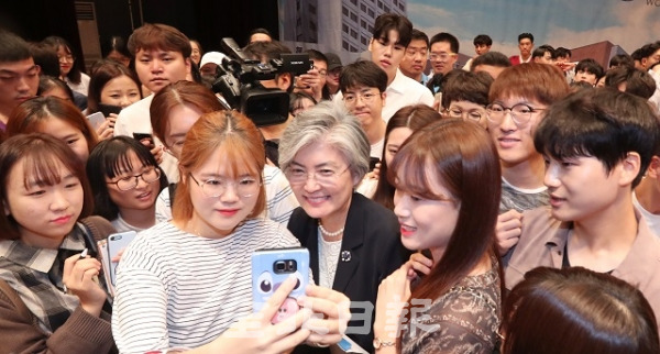 지난 7일 강경화 외교부 장관이 우석대에서 '지방분권과 한국외교 그리고 청년의 역할'이라는 주제로 특강을 마치고 학생들에게 둘러싸여 셀카를 찍고 있다. 조현욱 기자