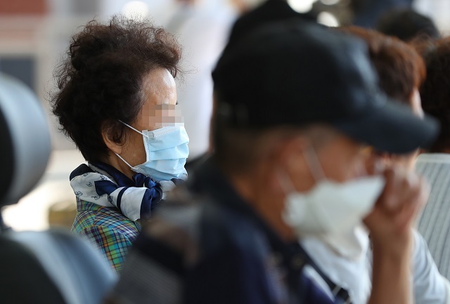 10일 오전 중동호흡기증후군(메르스) 환자가 격리 치료중인 서울 종로구 서울대병원에서 시민들이 마스크를 쓰고 자리에 앉아 있다. /연합뉴스