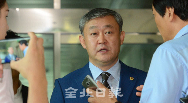 지난 6일 금품 수수 의혹으로 경찰에 출석한 송성환 도의장이 기자들의 질문에 답하고 있다. 박형민 기자