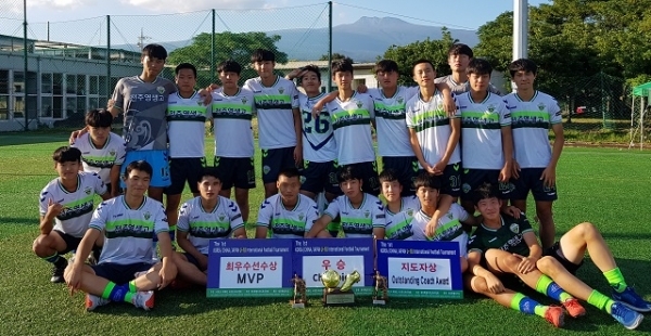 2018 한중일 국제축구대회에서 우승을 차지한 전북 현대 U-18팀인 전주 영생고 선수들이 포즈를 취하고 있다. 사진 제공= 전북 현대모터스