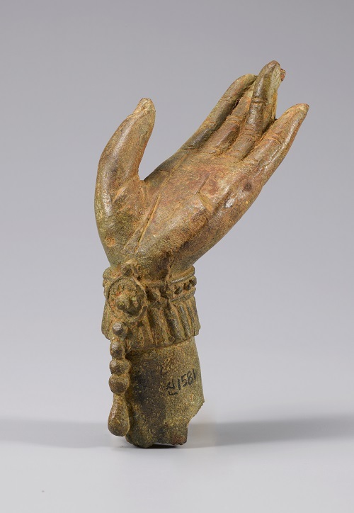 청동제 보살 손.