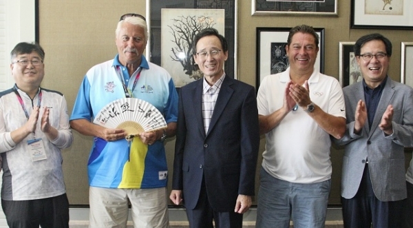 생활체육의 올림픽으로 꼽히는 2022년 아시아·태평양 마스터스 대회 전북유치를 위해 말레이시아를 방문한 송하진 지사가 10일(현지시각) 국제마스터스 대회를 관장하는 카이 홀름 회장과 옌스홀름 IMGA 사장 겸 사무총장에게 전북도가 2022년 아·태 마스터스 대회의 최적지임을 피력하고 합죽선 선물을 건네며 전북도를 홍보하고 있다. 사진제공 = 전북도