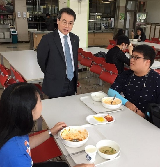 곽병선 군산대 총장이 1000원의 아침밥을 먹는 학생들과 대화를 나누고 있다.