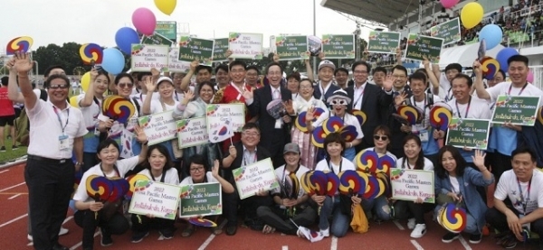 제1회 아태 마스터스대회가 열리고 있는 말레이시아를 찾은 송하진 전북도지사 등 유치 홍보단이 기념촬영을 하고 있다. 사진 제공= 전북체육회