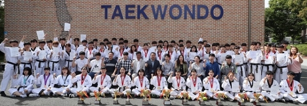 ‘제41회 한국대학태권도연맹 회장기 전국태권도대회’에서 우수한 성적을 거둔 우석대 태권도학과 학생들이 기념촬영을 하고 있다. 사진 제공= 우석대