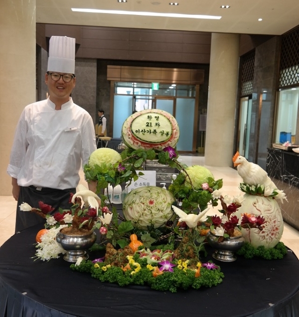 이권 씨와 그가 남북 이산가족 상봉 때 제작한 과일카빙 작품.