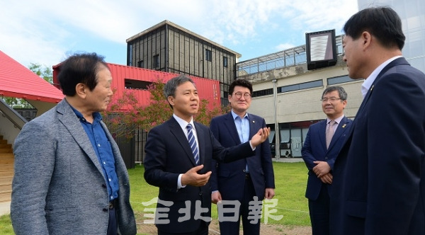 한국슬로시티 시장군수협의회 정기총회가 열린 11일 전주시 팔복예술공장에서 김승수 전주시장이 총회에 참가한 각 시장 군수에게 팔복예술공장을 소개하고 있다. 박형민 기자