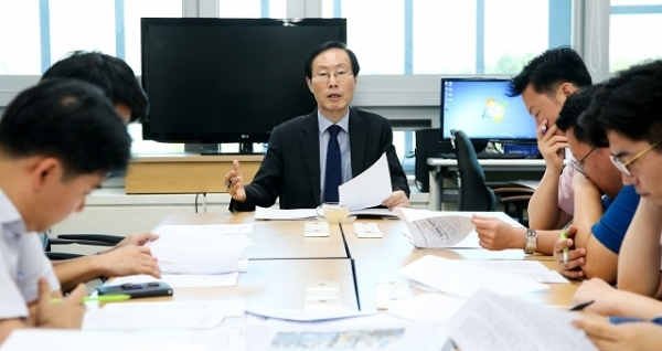 11일 김송일 행정부지사가 도청 기자실에서 추석을 앞두고 도민들과 고향을 찾는 귀성객들이 안전하게 추석 연휴를 보낼 수 있도록 시, 군, 유관기관과 합동으로 '8개 분야 추석 명절 민생안정 종합 대책'을 발표하고 있다. 사진제공 = 전북도