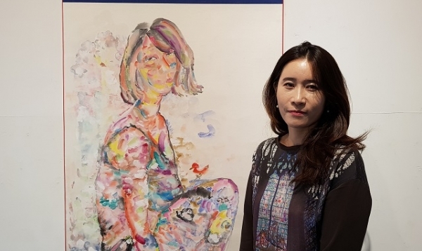 20일까지 전주 누벨백 미술관에서 전시 중인 자신의 작품과 함께 선 박지예 한국화가.