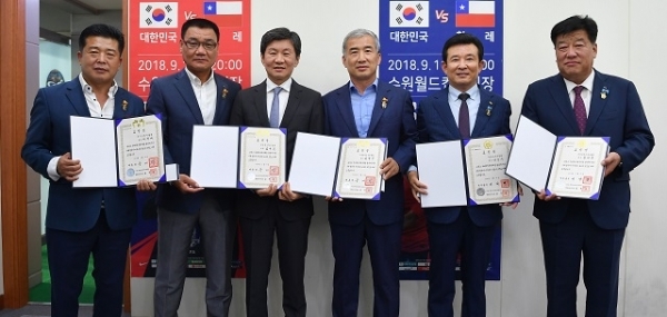 지난 11일 수원월드컵경기장에서 대통령 표창을 받은 김대은 전북축구협회장(왼쪽 두 번째)이 정몽규 대한축구협회장(왼쪽 세 번째) 등과 기념촬영을 하고 있다. /사진 제공= 전북축구협회