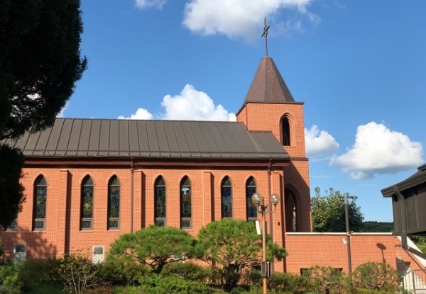 용인 손골성지. 청명한 파란하늘과 성당의 모습은 평온함을 준다. 사진=경인일보 김종화 기자