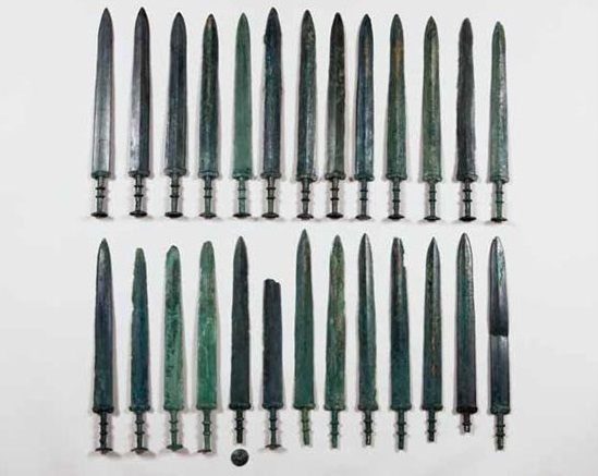 완주 상림리에서 출토된 중국식 청동검 26자루.