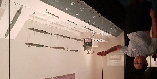 중국 산동성박물관에서 수옥결(修玉決) 큐레이터가 박물관이 보유한 유물 중 전북 혁신도시에서 발굴된 중국식 동검 26자루와 비슷한 시기에 제작된 중국 동검을 소개하고 있다. 손잡이 부분 등 형태가 매우 유사하다.