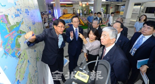 새만금산업단지 내 외국인 투자기업 제1호인 일본 도레이사의 닛카쿠 아키히로 사장(사진 오른쪽)이 13일 전북도청을 방문해 1000억 원 규모의 추가 투자 계획을 밝힌 가운데 송하진 도지사로부터 새만금 개발에 대한 설명을 듣고 있다. 박형민 기자