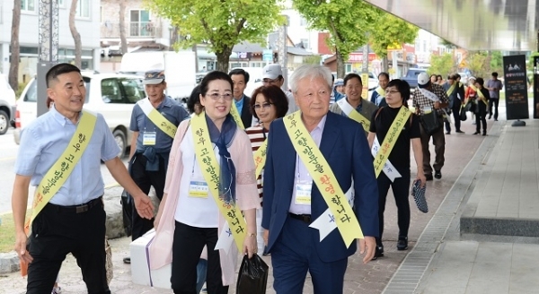 재경남원향우회 회원들이 장보기 보따리를 들고 광한루원 경외상가를 둘러보고 있다.