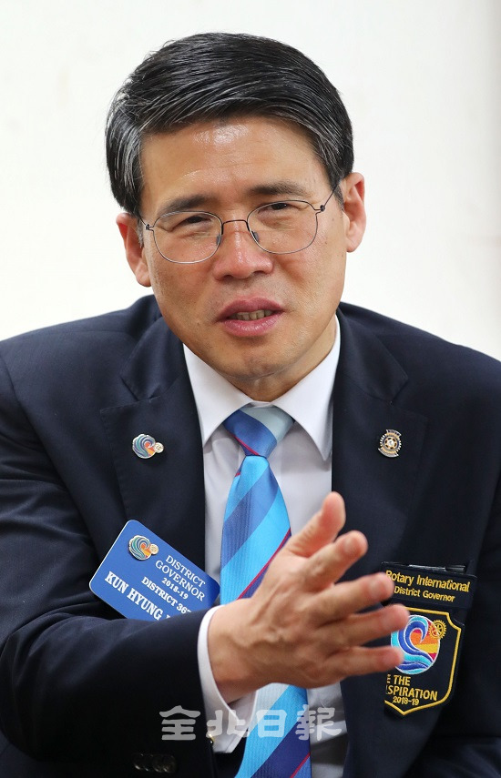 지난 12일 국제로타리 3670지구 이군형 신임 총재가 전북일보와의 인터뷰에서 앞으로의 계획에 대해 말하고 있다. 조현욱 기자