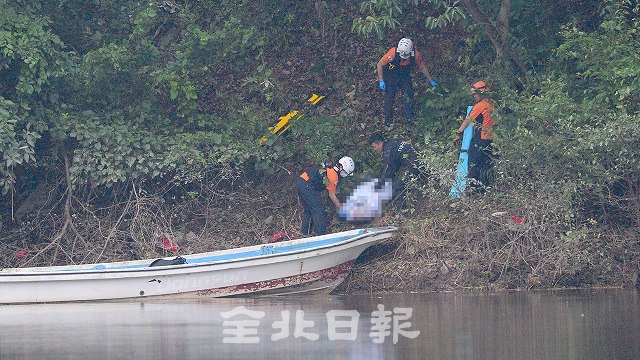 16일 완주군 동상면 동상저수지 부근 야산에 경비행기가 추락하는 사고가 발생한 가운데 소방 관계자들이 사체를 수습하고 있다. /박형민 기자