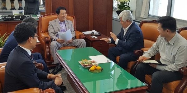 황인홍 무주군수와 유송열 무주군의회 의장 등이 안상수 예산결산특별위원장실을 만나 지역현안사업에 대해 이야기를 나누고 있다.