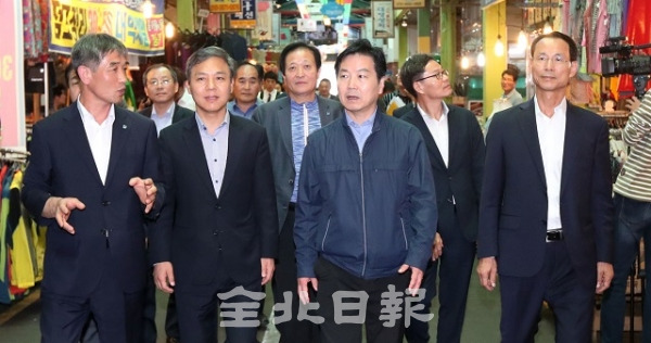 추석을 앞두고 홍종학 중소벤처기업부 장관(오른쪽 두 번째)이 전주 남부시장을 방문한 17일 김승수 시장과 하현수 전국상인연합회장과 함께 현장 점검과 상인들의 애로 사항을 살피고 있다. 조현욱 기자