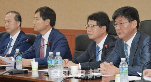 전북대학교 총장선거 입지자들이 17일 전북대학교 교수회의실에서 기자회견을 열고 총장선거일을 재조정할 것을 촉구했다. 박형민 기자