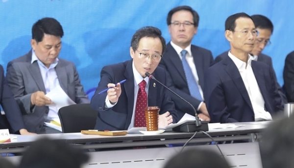 17일 도청 대회의실에서 열린 민선7기 첫 간부회의에서 송하진 도지사가 '국민연금 기금운용본부 흔들기에 200만 전북도민은 분노한다'란 내용의 모두 발언을 하고 있다.  사진제공 = 전북도