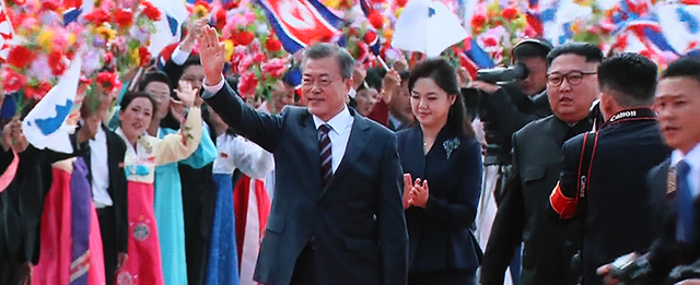 '2018남북정상회담평양'의 첫 날인 18일 평양 순안공항에 도착한 문재인 대통령이 환영나온 평양 시민들에게 손흔들어 답례하는 장면이 이날 서울 중구 DDP프레스센터에 생중계 되고 있다. /연합뉴스