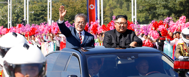 문재인 대통령과 김정은 국무위원장이 무개차를 타고 18일 평양순안공항에서 백화원 초대소로 이동하며 시민들을 향해 인사하고 있다. / 평양사진공동취재단