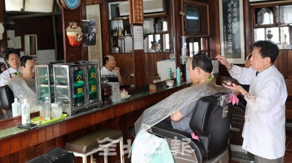 3차 남북정상회담이 열린 18일 전주에서 가장 오래된 '통일이용원'에서 최경민 이발사와 손님들이 이발하고 있다. 조현욱 기자