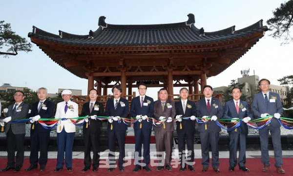 전북대학교 개교70 주년 기념광장 및 기념대로 준공식이 전북대학교에서 열린 18일 이남호 전북대학교 총장과 김송일 전라북도 행정부지사, 김승수 전주시장 및 관계자들이 테이프커팅식을 하고 있다. 조현욱 기자