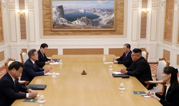 문재인 대통령과 김정은 북한 국무위원장이 18일 평양 조선노동당 중앙위원회 본부청사에서 1차 정상회담을 하고 있다. 왼쪽부터 시계방향으로 서훈 국정원장, 문재인 대통령, 정의용 국가안보실장, 김영철 당중앙위 부위원장, 김정은 국무위원장, 김여정 당중앙위 제1부부장. 연합뉴스