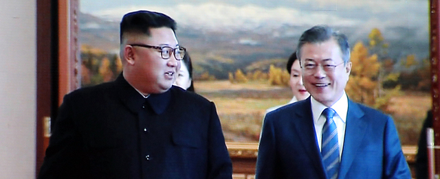 문재인 대통령 평양 방문 이틀째인 19일 오전 서울 동대문디자인플라자(DDP) 남북정상회담 메인프레스센터 대형모니터에 평양 백화원 영빈관에서 만난 문재인 대통령과 김정은 북한 국무위원장의 모습이 나오고 있다. /연합뉴스