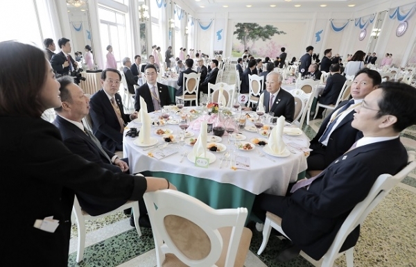 문재인 대통령을 동행해 평양을 방문중인 경제인들이19일 오후 오찬이 열린 평양 옥류관에서 행사의 시작을 기다리고 있다. 2018.9.19/평양사진공동취재단