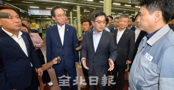 고용 산업 위기지역 현장방문에 나선 김동연 경제부총리 겸 기획재정부 장관이 19일 군산시 창원금속공업을 방문해 공장시설을 둘러보고 관계자와 이야기를 나누고 있다. 박형민 기자