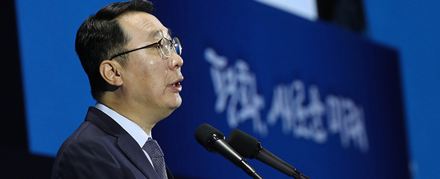 윤영찬 청와대 국민소통수석이 20일 오전 서울 동대문디자인플라자(DDP)에 마련된 남북정상회담 메인프레스센터에서 평양공동선언과 향후 일정 등에 대한 질문에 답하고 있다. /연합뉴스