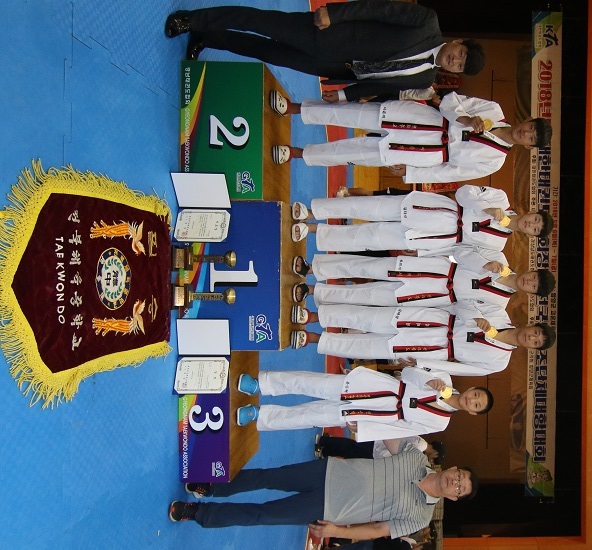 국방부장관기 전국단체대항 태권도대회에서 종합우승을 차지한 전북체육중학교 학생들이 시상대에서 포즈를 취하고 있다. 사진 제공= 전북체육중