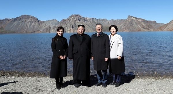 문재인 대통령과 북한 김정은 국무위원장 내외가 20일 오전 백두산 천지에 서서 기념촬영을 하고 있다. 연합뉴스