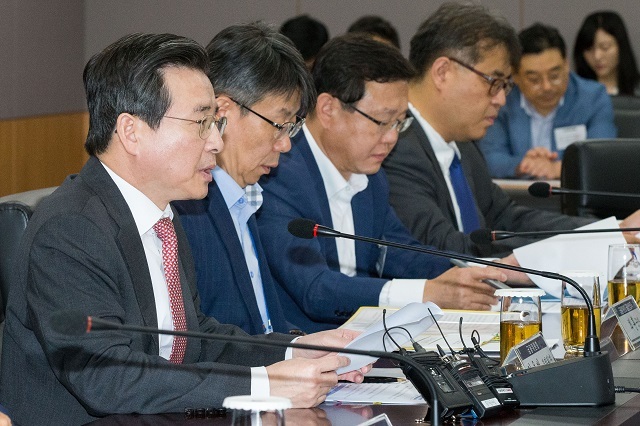 김용범 금융위원회 부위원장이 21일 정부서울청사 금융위원회에서 열린 '공·사보험 정책협의체 회의'에서 모두발언을 하고 있다. /사진=금융위원회 제공