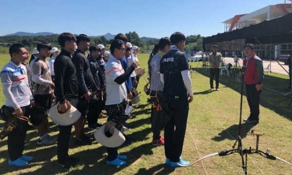 추석 당일인 지난 25일 최형원 전북체육회 사무처장이 전북의 양궁 선수단을 찾아 격려하고 있다. 사진 제공= 전북체육회