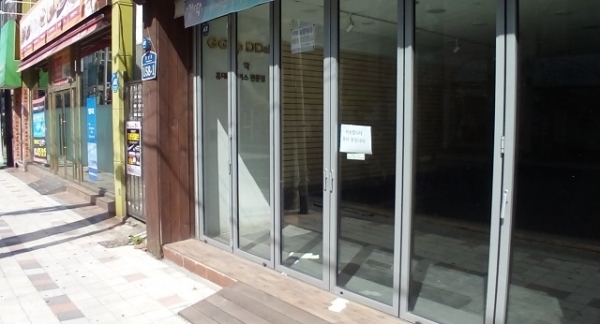 군산 지역경제가 어려움을 겪으면서 빈 점포가 속출하는 안타까운 상황을 맞고 있다.