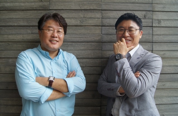 포크 듀오 '덕이와 식이'의 김은식(왼쪽), 김기덕 씨