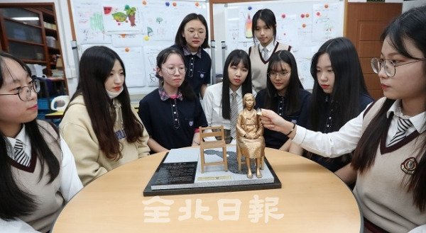 27일 전주 근영고등학교에서 사회 시사 동아리인 '내누리' 회원들이 판매 순수익금을 위안부 관련단체에 기부하기 위해 만든 '위안부 배지'를 선보이고 있다. 조현욱 기자