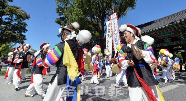 27일 전주 한옥마을 경기전 앞에서 관촌농악단원들이 제56회 소충·사선문화제 풍년맞이 무사고 길놀이 공연을 하고 있다. 사선녀 선발대회 등 다양한 문화행사가 열리는 이번 소충·사선문화제는 이날부터 30일까지 임실 사선대 일원에서 열린다. 박형민 기자
