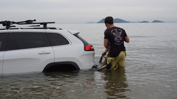 28일 오후 1시 45분께 부안군 고사포해수욕장에 침수된 지프 차량 구조 모습