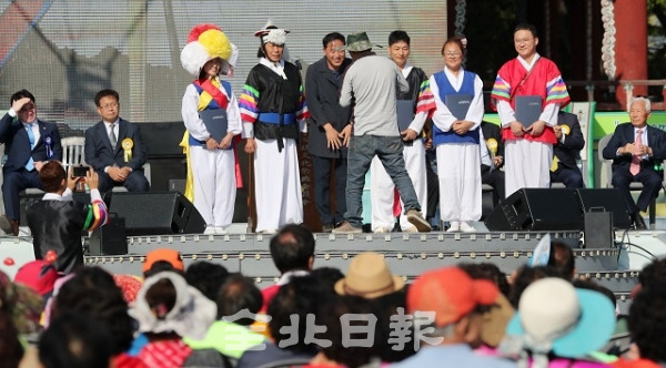 지난 30일 제27회 소충·사선문화상 시상식이 임실군 관촌면 사선대에서 열린 가운데 수상자들이 기념사진을 찍고 있다. 조현욱 기자