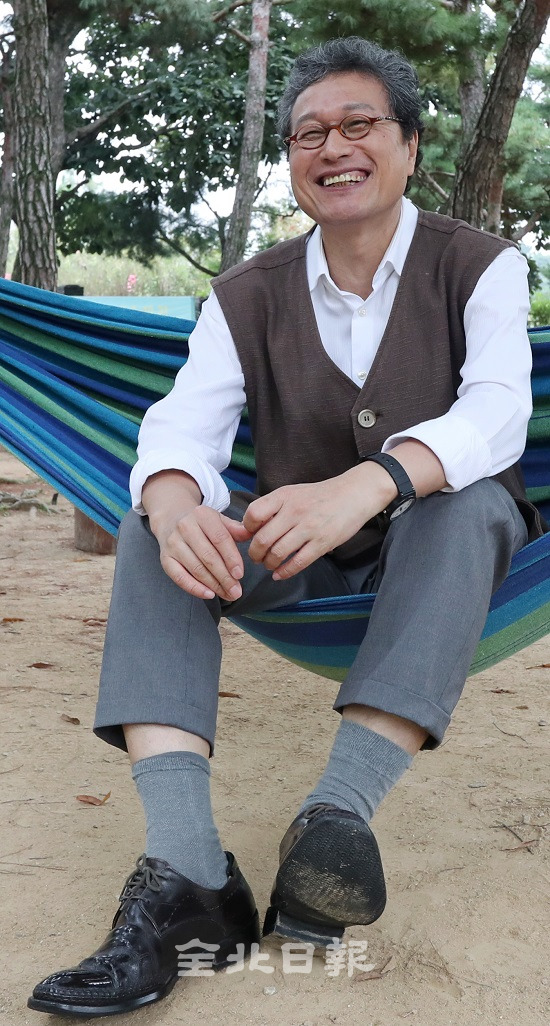 천진기 국립전주박물관장이 박물관 내 설치한 해먹에 앉아 앞으로의 운영 방안에 대해 이야기 하고 있다. 조현욱 기자