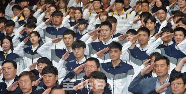 12일 익산시 일원에서 열리는 제99회 전국체육대회를 앞두고 전북선수단 결단식이 열린 1일 전북도청 공연장에서 대회에 참가하는 선수들이 필승을 외치며 경례하고 있다.  박형민 기자
