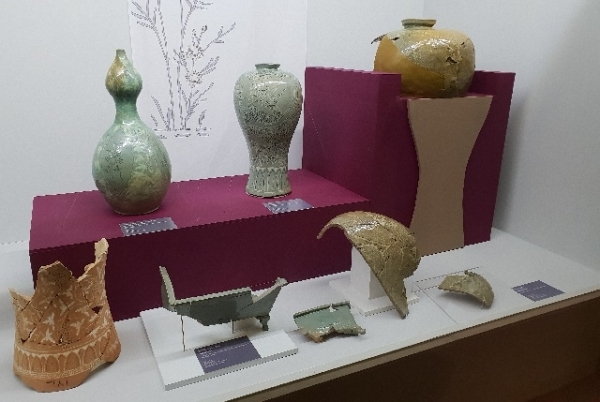 부안 유천리 가마터에서 나온 고려청자들. 회화성이 짙은 청자 무늬와 대형 작품이 많은 것이 특징이다.